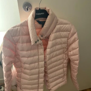 Ljusrosa dunjacka från Polo Ralph Lauren - Säljer en ljusrosa dunjacka från Polo Ralph Lauren. Den är i storlek 16 och är perfekt till våren eller sommaren 💕