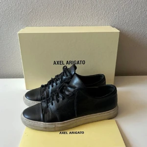 Arigato skor - Ett par snygga skor i toppen skick med ett fåtal skråmor. Nypriset är omkring 2000kr och säljs nu för endast 499. Hör av er vid intresse av fler bilder! (Obs box ingår inte) postar inom 24h!