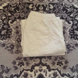 Vita linnebyxor med resårmidja - Säljer mina linnebyxor i storlek 160. Linnebyxorna har resår i midjan och en bakficka, perfekt för sommaren💛🌺