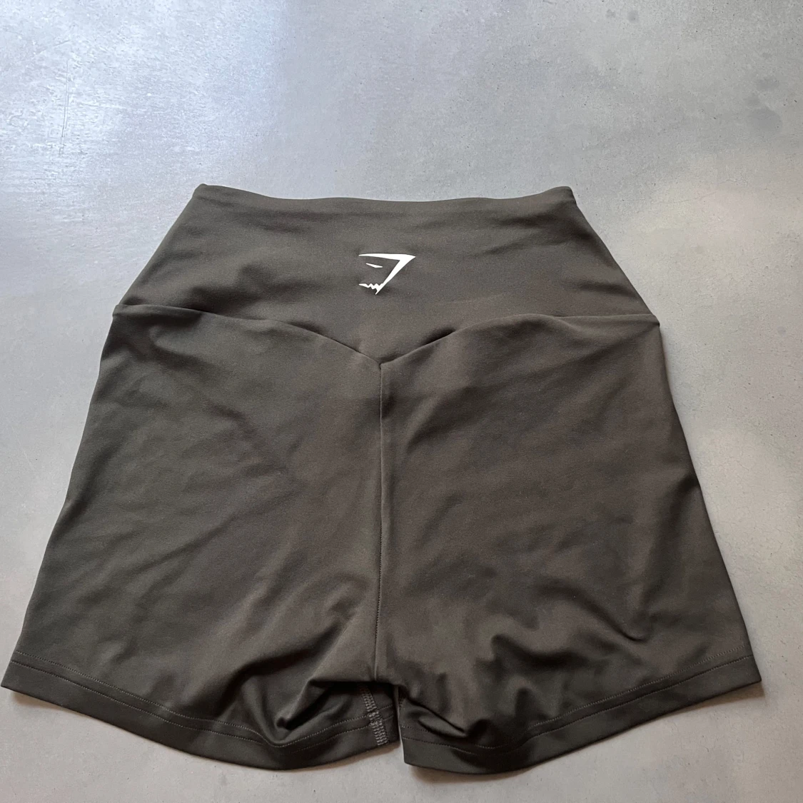 Olivgrön träningstights shorts från Gymshark - 1