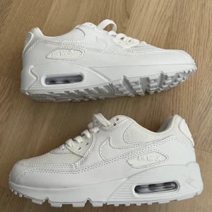 Nike Air Max 90 helvita sneakers - Säljer ett par nike air max som var för små men hade redan slängt kvittot. Är i princip jelt nya har bara gått några hundra meter. Strl 37,5 hämtas i sthlm eller skickas. 