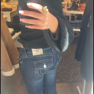 Mörkblå lågmidjade true religion jeans - Säljer ett par mörkblå true religion low waist jeans . Dom e heltttt nya och har kvar frislapp.