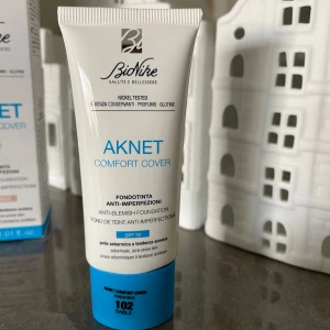 BioNike Aknet Comfort Cover Foundation 102 Sable - Ny, oöppnad. Råkade köpa fel färg.  BioNike Acne Comfort Cover Foundation är speciellt utvecklad för problemhud och ger lätt och naturlig täckning med en matt finish. Denna kosmetiska produkt jämnar effektivt ut hudtonen, döljer mindre skönhetsfel och minskar synligt porer. De aktiva ingredienserna i denna skönhetsprodukt reglerar talgproduktionen, minskar inflammationer, aktiverar regenerationsprocesser och stärker hudbarriären.