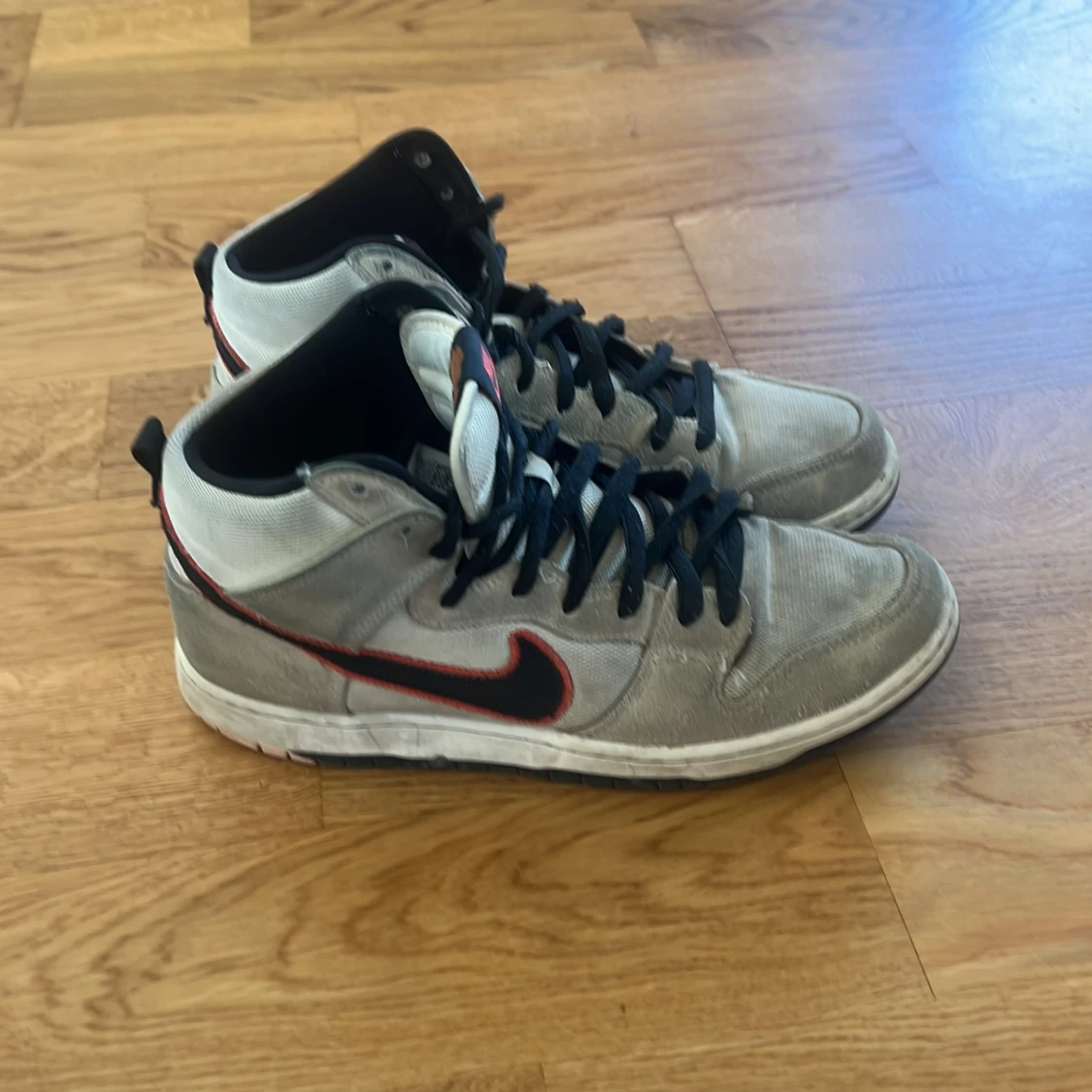Nike Dunk High grå med svart och röd detalj - 1