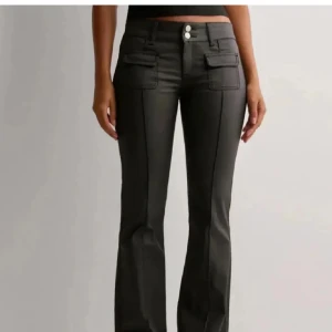 Nelly skinnbyxor - Säljer mina fina skinnbyxor då jag inte får någon användning av dom! dock slitna på bakfickorna priv för bild där av priset!