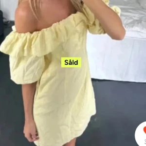 Gul offshoulder klänning - Söt gul kortklänning med offshoulder och volangdetaljer upptill. Klänningen har puffiga korta ärmar och en avslappnad passform, perfekt för varma dagar.💛