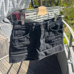 Volangkjol - Kort volangkjol med en rak volang, längd bak: 35cm, längd fram: 30cm, midjemått i knapphöjd: 35cm🫶 skriv gärna om ni har några frågor🥰