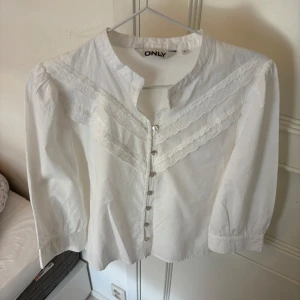 Vit blus  - Vit trekvarts skjorta med broderi detaljer och knappar. Storlek M men passar också S. Ny utan prislapp💗