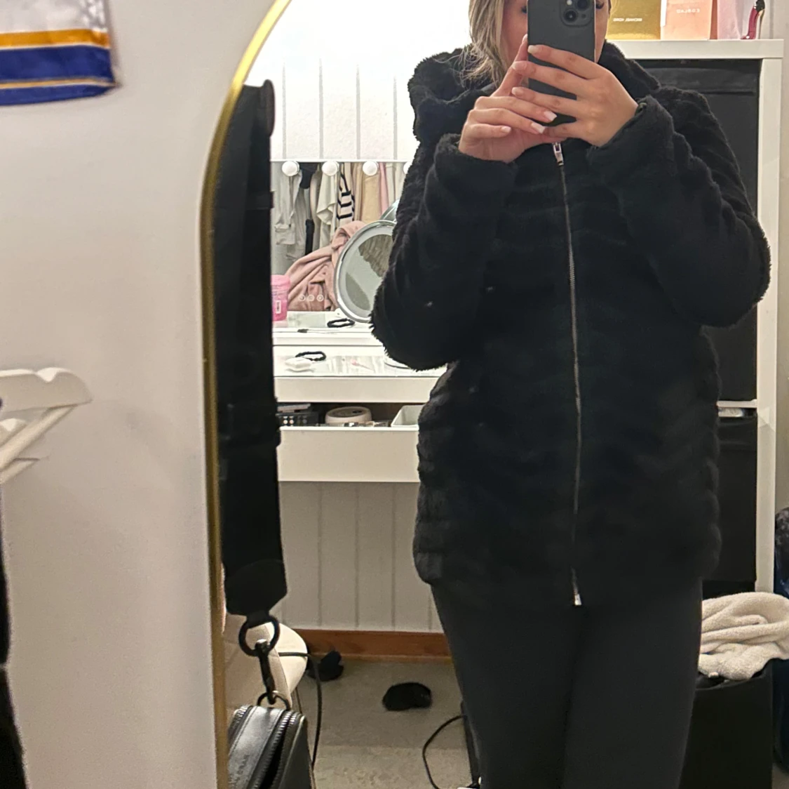 Svart pälsjacka med dragkedja