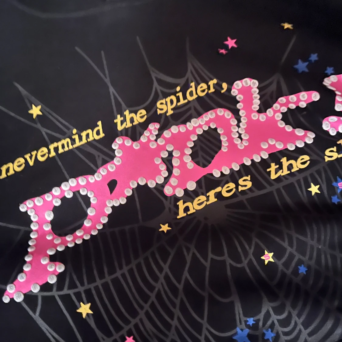 Svart hoodie från SP5DER med stjärnor och spindelnätsmönster - 1