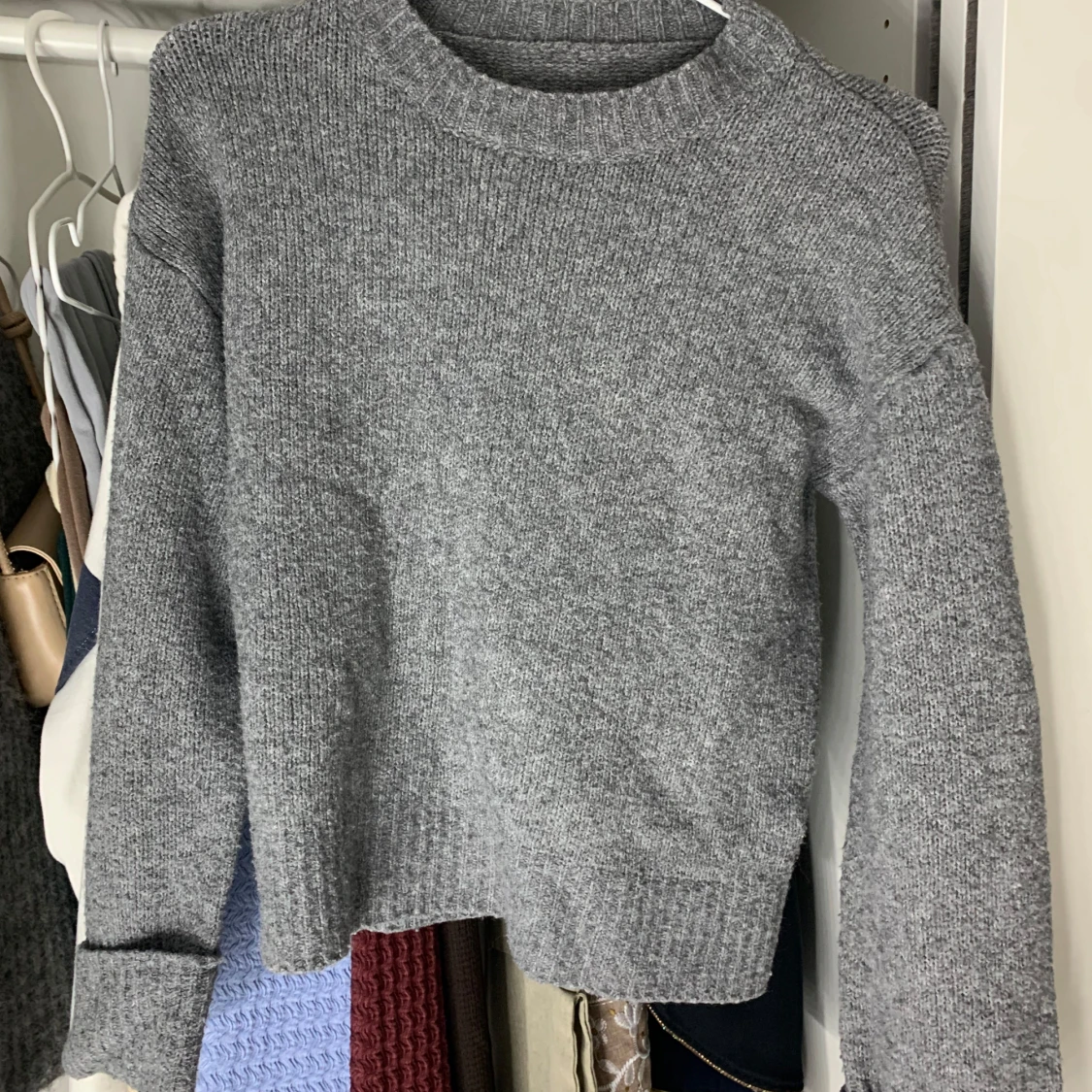 Grå stickad tröja