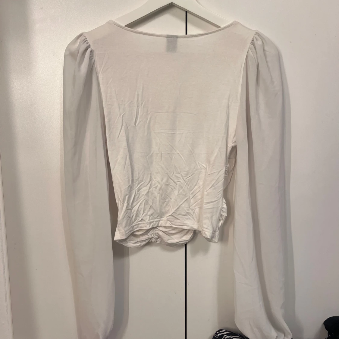 Vit långärmad topp med rynkade detaljer  - 3