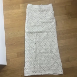 Vit virkad långkjol - Säljer en vit långkjol med virkat mönster. andvänd endast en gång 