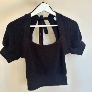 Stickad blus - En stickad tröja från &OtherStories. Den knyts i ryggen vilket gör att den är flexibel i storleken. Den är xs men skulle säga att den även passar s. 