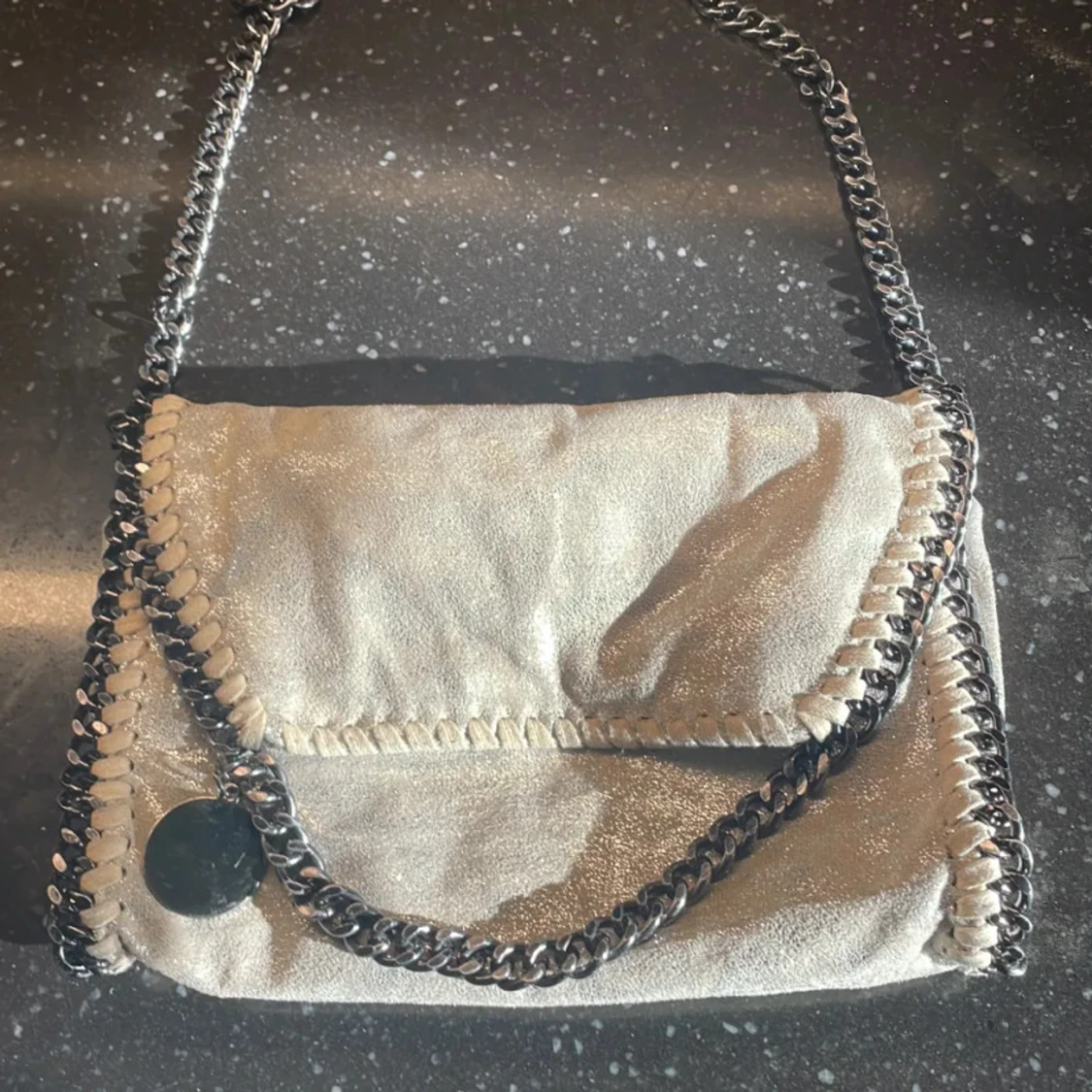 axelväska med kedjedetaljer