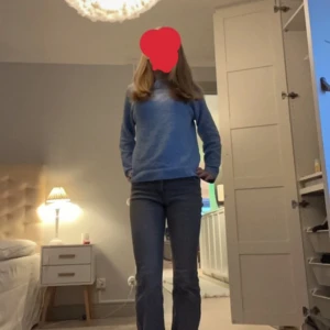 Gråa bootcut jeans - Säljer dessa gråa bootcut jeans, inga skador och är som nya💕