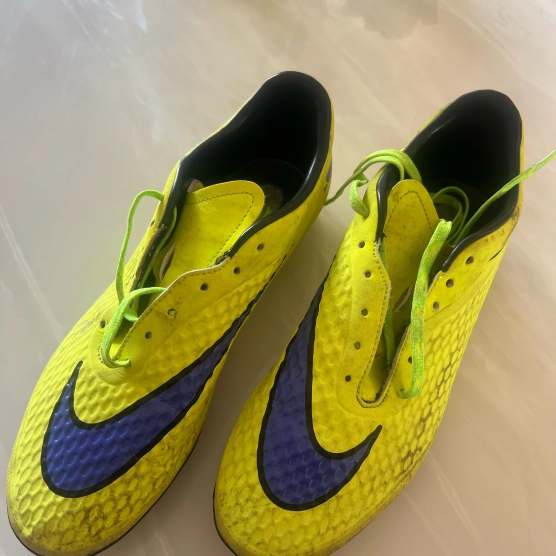 Gula Nike fotbollsskor med lila Nike loga - 2