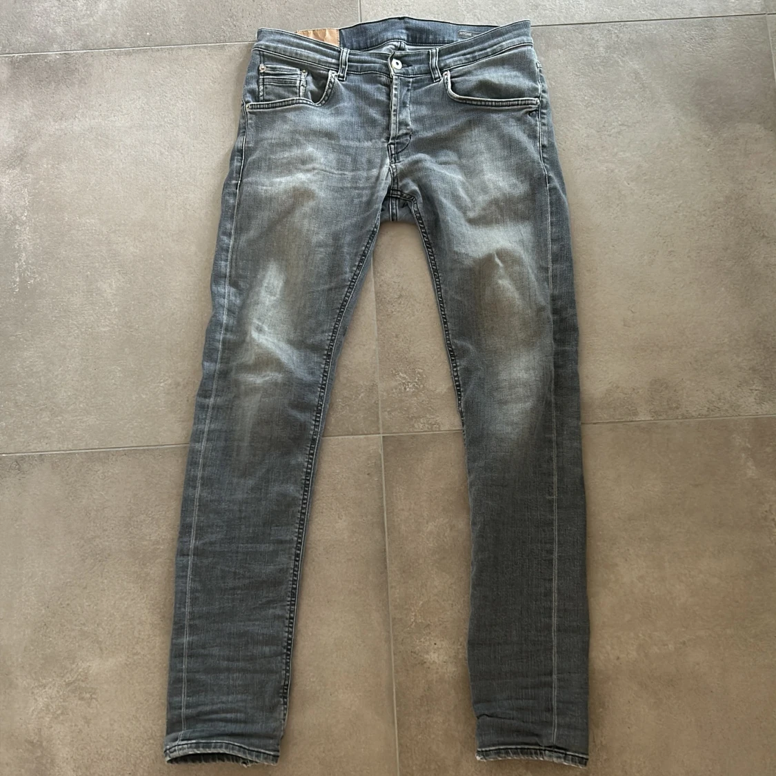 Grå slim jeans från Dondup