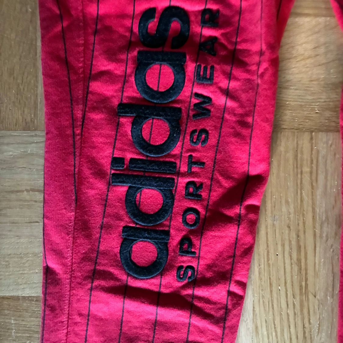 Röda adidas byxor med svarta ränder - 2