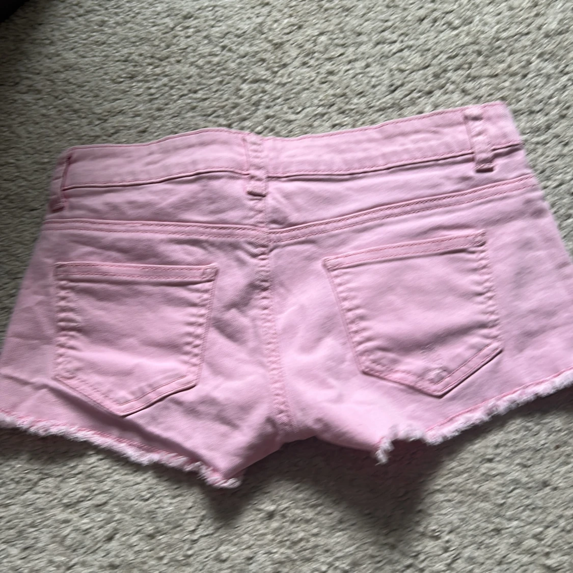 Rosa lågmidjade jeansshorts - 1