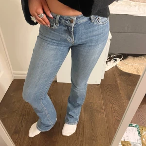 jeans - supersnygga jeans från Zara, gammal modell som är mid waist😍🌟 storlek 34, se sista bilden för defekter 