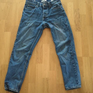 Blå jeans från fsbn - Klassiska blå jeans från fsbn med fem fickor. Jeansen har normal passform och stängs med dragkedja och knapp. Perfekta för en avslappnad stil och funkar året runt. Inga hål eller fläckar