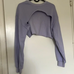 Ljuslila croppad sweatshirt från H&M -  ljuslila croppad sweatshfrån H&M med lång ärm, öppen framtill endast använd en gång fint skick.