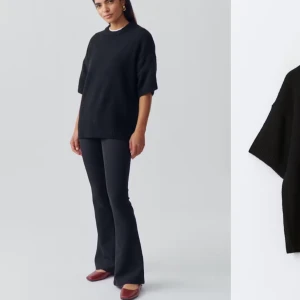 Svart stickad tröja från Gina Tricot - Säljer en svart stickad tröja från Gina Tricot. Tröjan har en oversized passform, kortare ärmar och ribbad rund halsringning. 