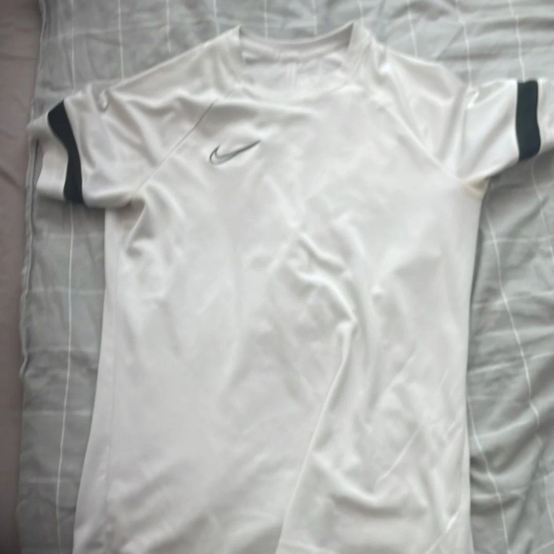 Vit Nike fotbollströja med svarta detaljer