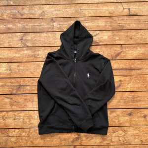 Polo Ralph Lauren zip - Den är i princip helt ny✅. Säljer för att den inte passade, storleken är M men skulle säga att den är som en S. Bara att skriva vid frågor ✍️❓