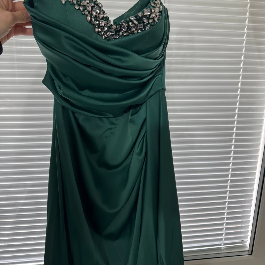Grön långklänning med pärldetaljer - 1