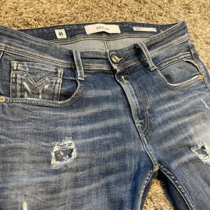 Replay anbass ( Slitningar )  - Säljer dessa riktigt feta  och unika Replay anbass jeans med rikigt fet wash 🙌Dem är (Aged) i 5 år vilket är väldigt sällsynt⭐️( Slitningar utan hål igenom!) Skick: 9,5/10! Storlek : W29/L34! Hör gärna av er om ni har funderingar🤝