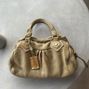 Marc Jacobs väska  - Säljer min så snygga Marc Jacobs väska eftersom den inte används🥰