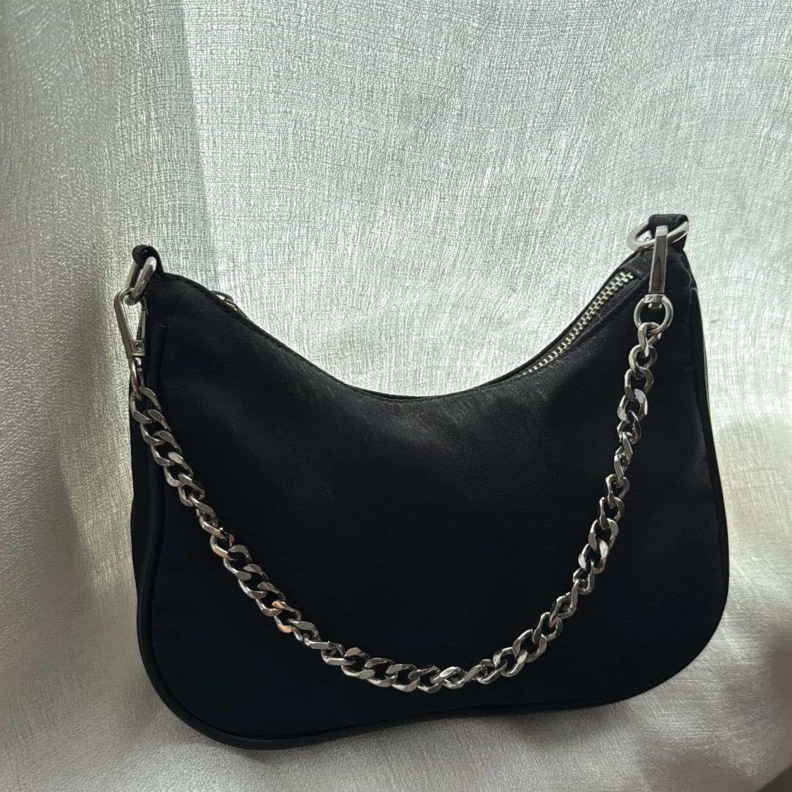 Svart axelväska med kedja