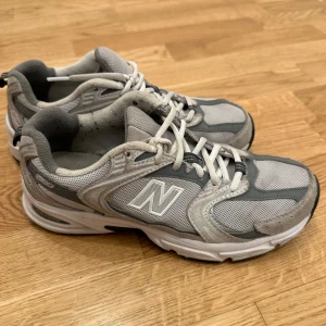 Grå sneakers från New Balance - Skor i färgen grå och vit, i bra skick, storlek 39.5, modell: New Balance 990v5