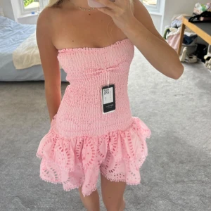 Rosa klänning med volang - Selling this lovely pink dress in size XS/S. Slightly tight around the bust/chest area so best suited for smaller busts. Brand new with tags, I am around 167cm. Shipping from England so will take 7+ days to arrive.  🌸🌸