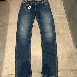 Blå jeans från Handpicked - Blå jeans från Handpicked i storlek W31, helt nya och tillverkade i Italien, modell på jeansen är Orvieto och nypris ligger på 3100kr, Kom gärna med prisförslag!