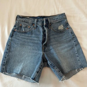 Levi's 501 blå jeansshorts  - Använda 1 gång, högmidjade. Köpta i Levi’s i Göteborg. Ord. Pris 750 kr