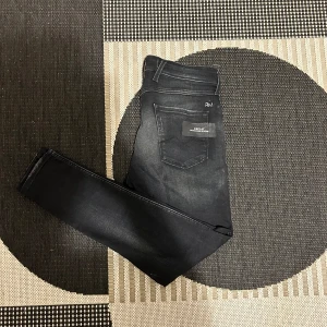 Replay jeans  - Strl W30 L30 ett par sällsynta Replay jeans, nypris ligger runt 2200kr dessa har tyvärr inte kommit till användning, där av säljer ja dessa, jeansen är i ny skick, hör av er vid frågor samt övriga funderingar 