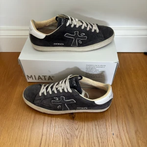 Gråa sneakers från Premiata - Tjena 🙌 skorna har inga defekter och bra skick de är självklart äkta och box ingår. Fråga gärna vid funderingar. De är mörkgrå. Priset kan va diskuterbart 