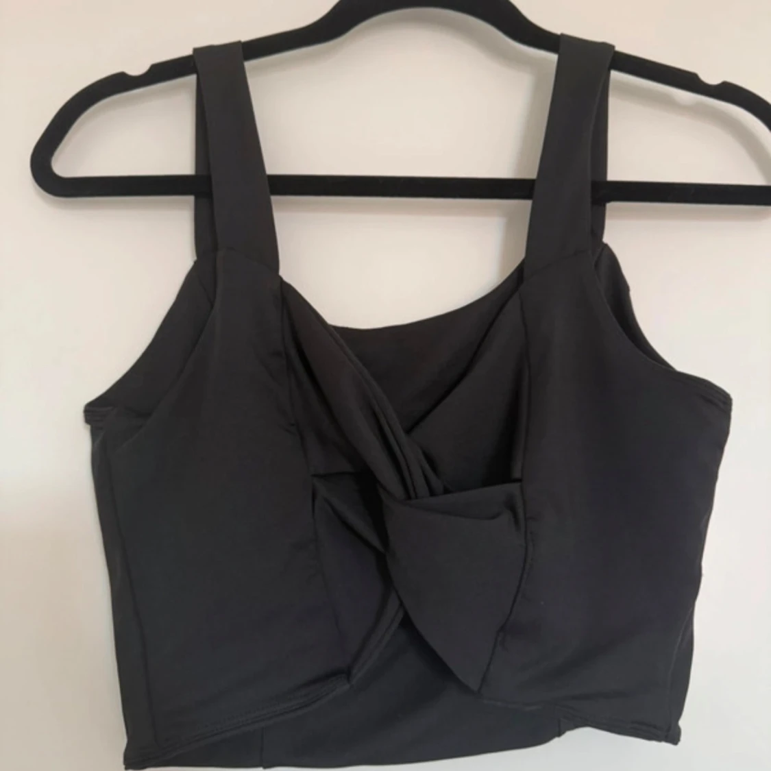 Svart croppad linnetopp med knutdetalj - 1