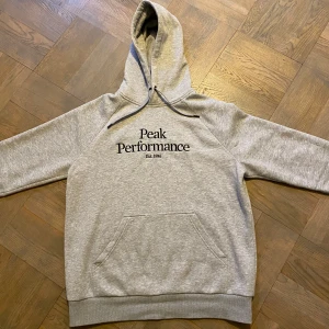 Peak Performance Hoodie  - Säljer min Peak hoodie som är i nyskick, använd fåtal gånger 