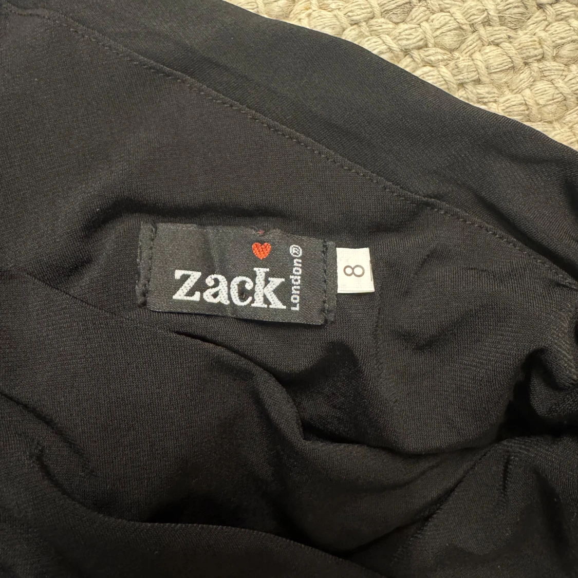 Svart one shoulder långklänning köpt på bubbleroom - 1