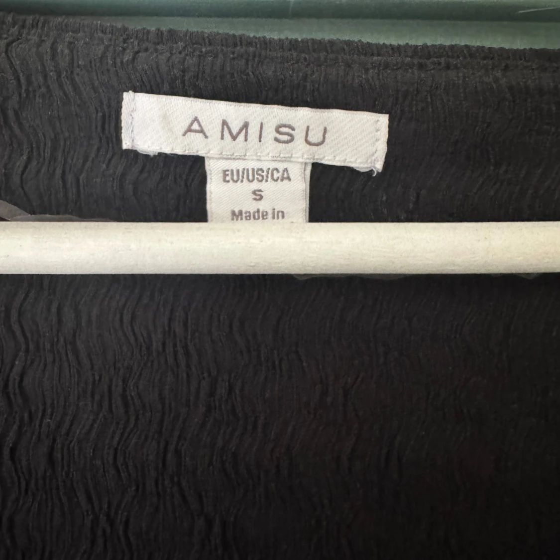 Svart topp med volangärmar från Amisu - 1