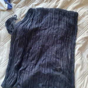 Svart tunn halsduk  - Säljer denna halsduk som jag hade på halloween när jag var lady gaga ;)