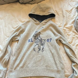 Grå stickad hoodie från Polo Ralph Lauren - Säljer en grå hoodie från Polo Ralph Lauren den är i storlek xs/14-16
