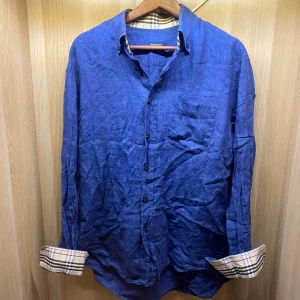 Burberry skjorta  - Hej! Säljer nu min skjorta från märket Burberry , storlek L bra skick, givetvis äkta. Tveka inte på att höra av dig om du har frågor eller funderingar kring skjortan!