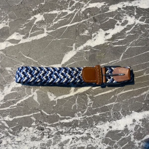 Flätat bälte  - Snyggt och stiligt flätat bälte i färgerna ljusblå, mörkblå och vit som passar till allt och alla tillfällen. De är i nyskick och mer eller mindre aldrig använt. Den är ca 105 cm långt. Vid några frågor eller funderingar är det bar att höra av dig. 😄