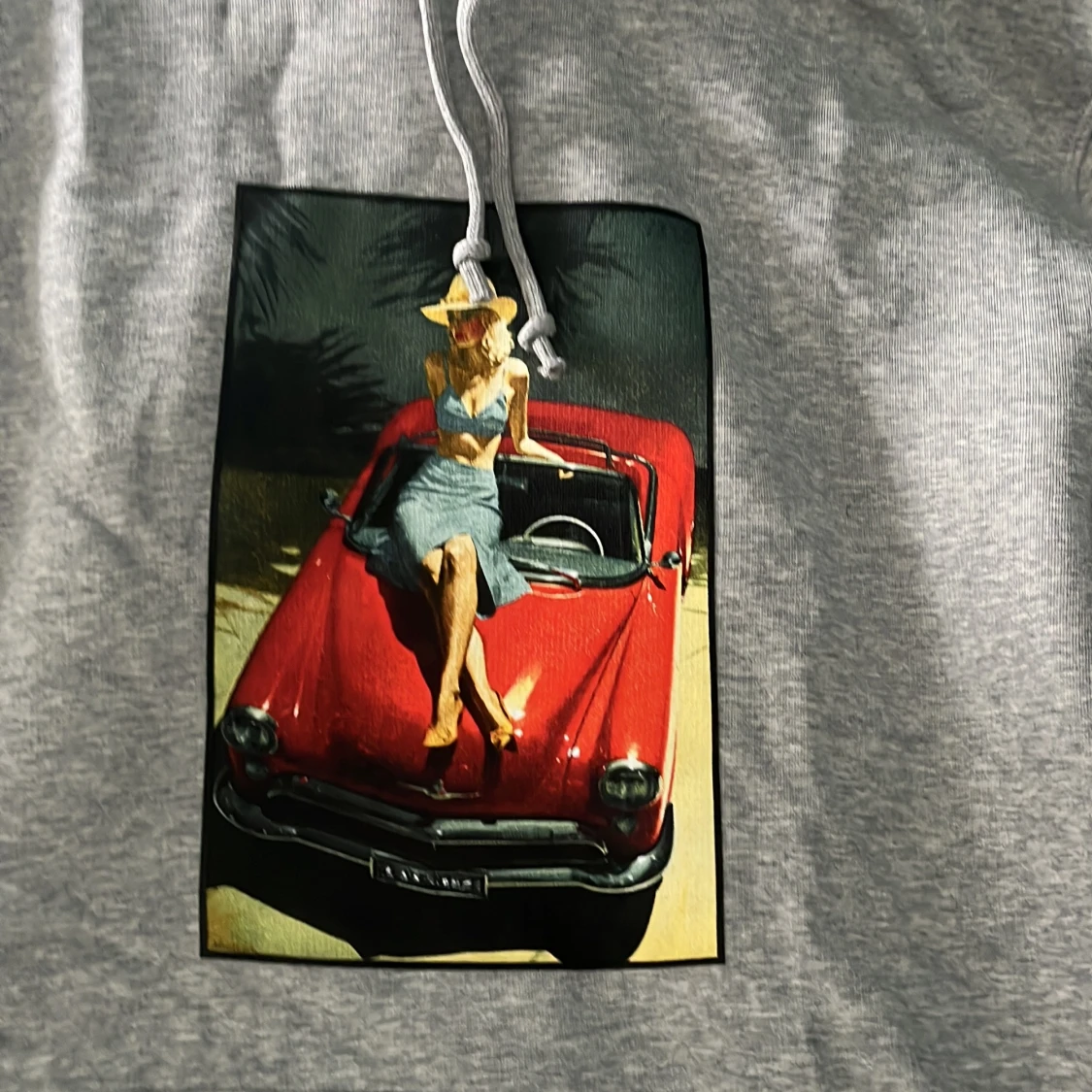 Grå hoodie med retrotryck - 1