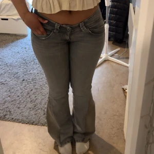 Pepe jeans (bootcut) - Säljer dessa snygga pepe jeans, gråa. Jag har sytt om de från skinny till bootcut därav är de väldigt unika. Superfina storlek W29 och L34. Lite för små på mig som brukar ha närmare 38-40 i jeans och lite för långa. Superfint skick 🩷🩷🩷 sitter rätt så tajt
